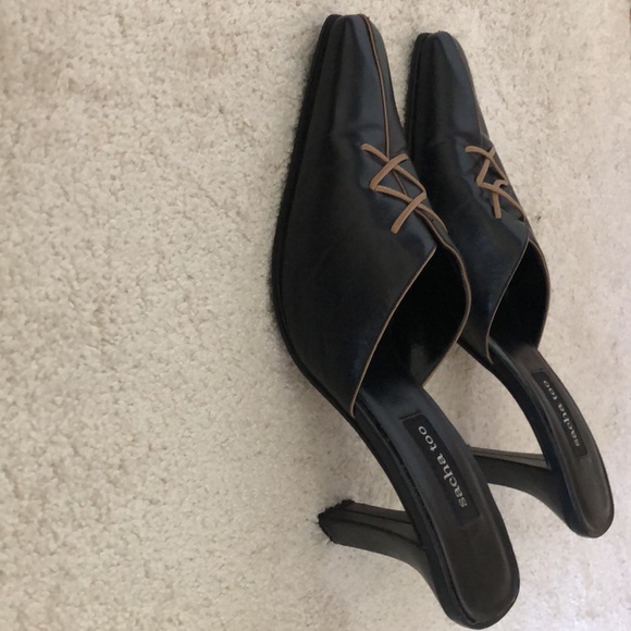 Sacha too slip on heel! - Picture 2 of 5